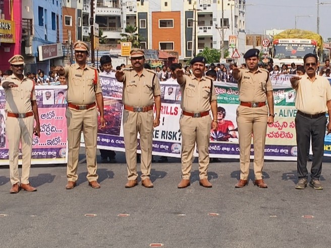 రోడ్డు భద్రతపై వాహనదారులతో ప్రతిజ్ఞ