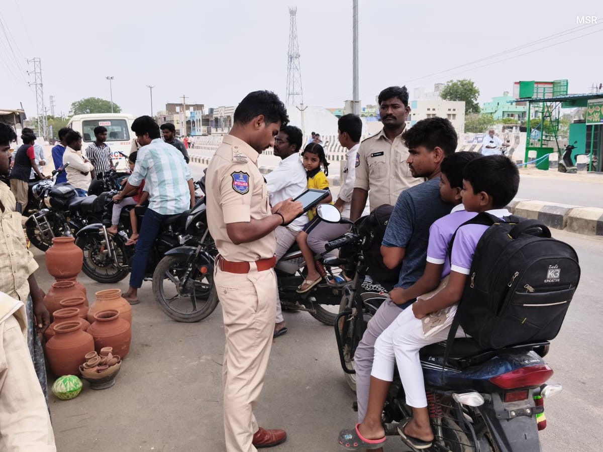 మైనర్లు వాహనాలు నడిపితే కఠిన చర్యలు: ఎస్సై