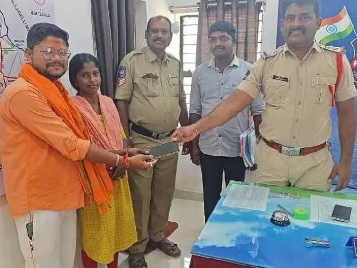 పోగొట్టుకున్న మొబైల్ బాధితుడికి అందజేత