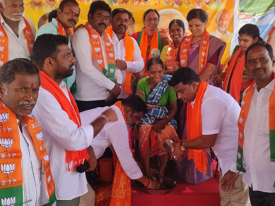 కార్మికుల కాళ్లు కడిగిన బీజేపీ నాయకులు