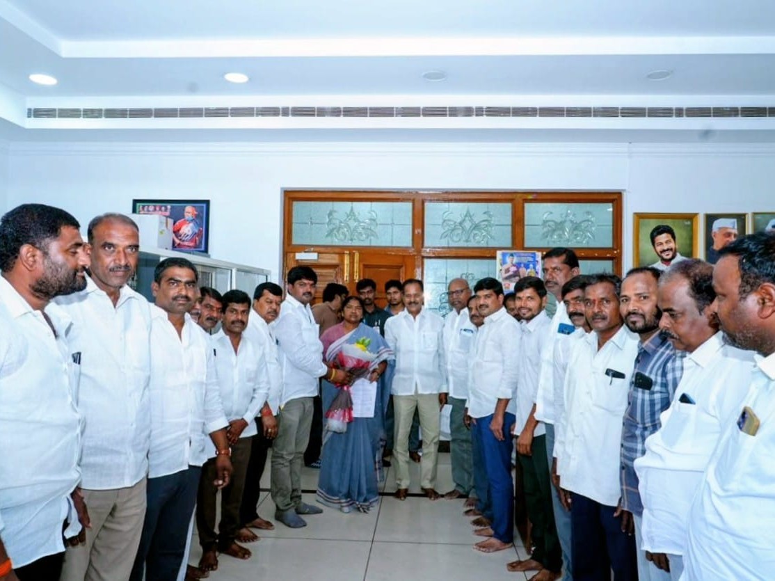 రోడ్డు మంజూరు చేయాలని మంత్రి సీతక్కకు వినతి