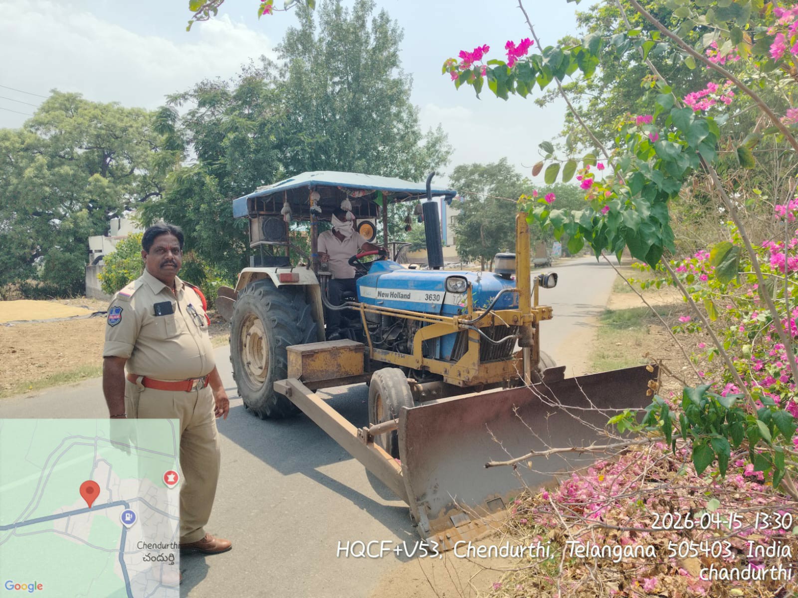 రహదారికి ఇరువైపులా పొదలు తొలగింపు