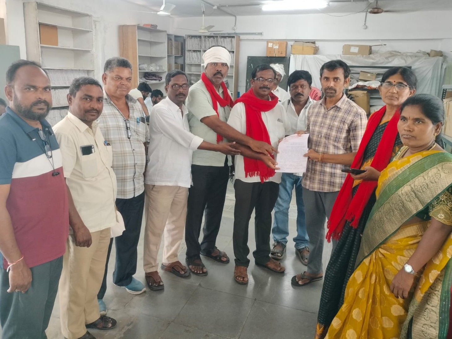 శివారు ప్రాంతాల్లో బస్సులు ఆపాలని వినతి