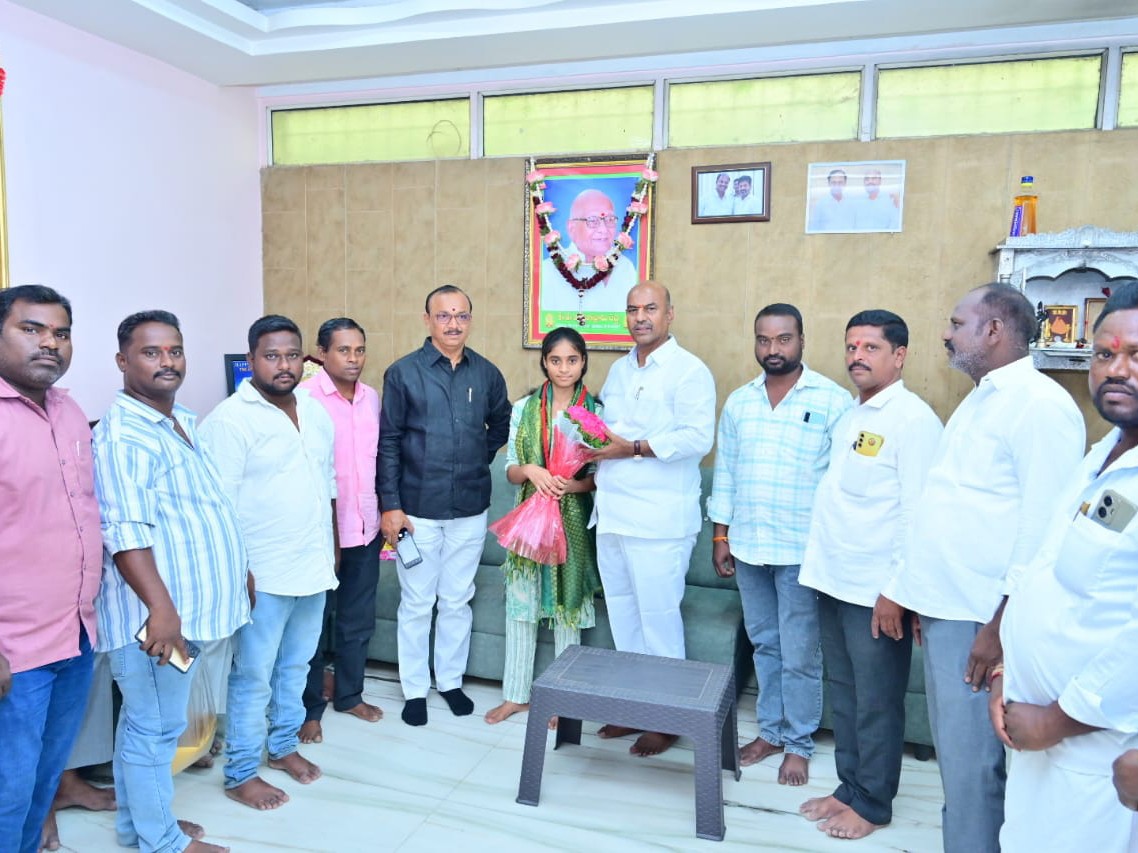 సృజనను అభినందించిన MLA