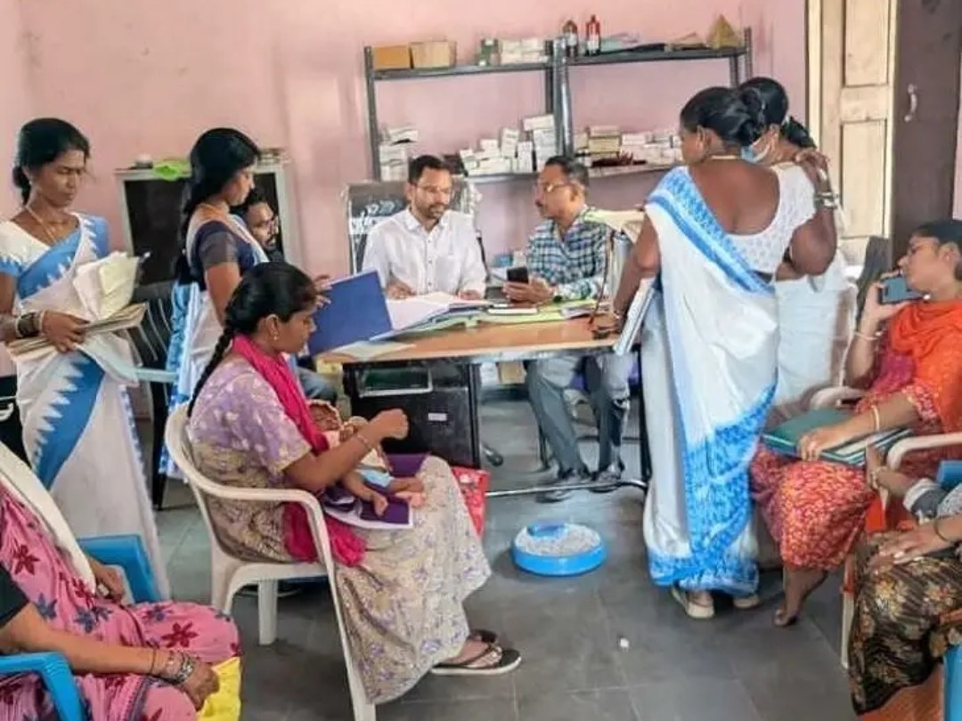 ఆరోగ్య కేంద్రాన్ని సందర్శించిన జిల్లా అధికారి