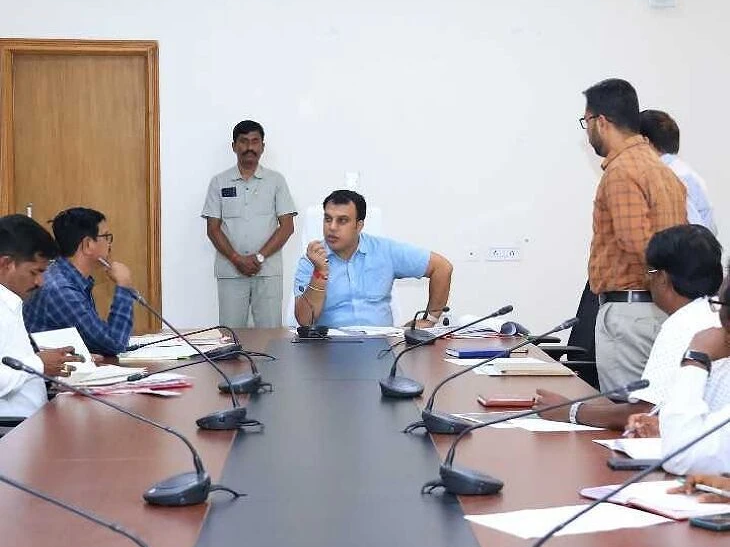 ఆర్‌వో‌బీ భూ సేకరణ వేగవంతం చేయాలి: కలెక్టర్