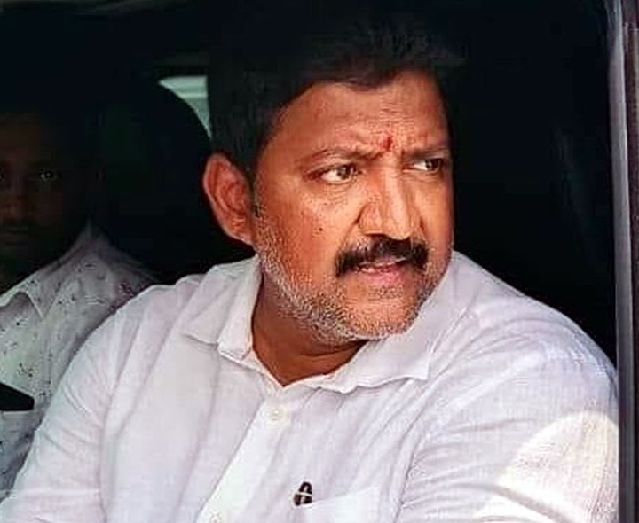 పోలీసులకు వల్లభనేని ఫిర్యాదు