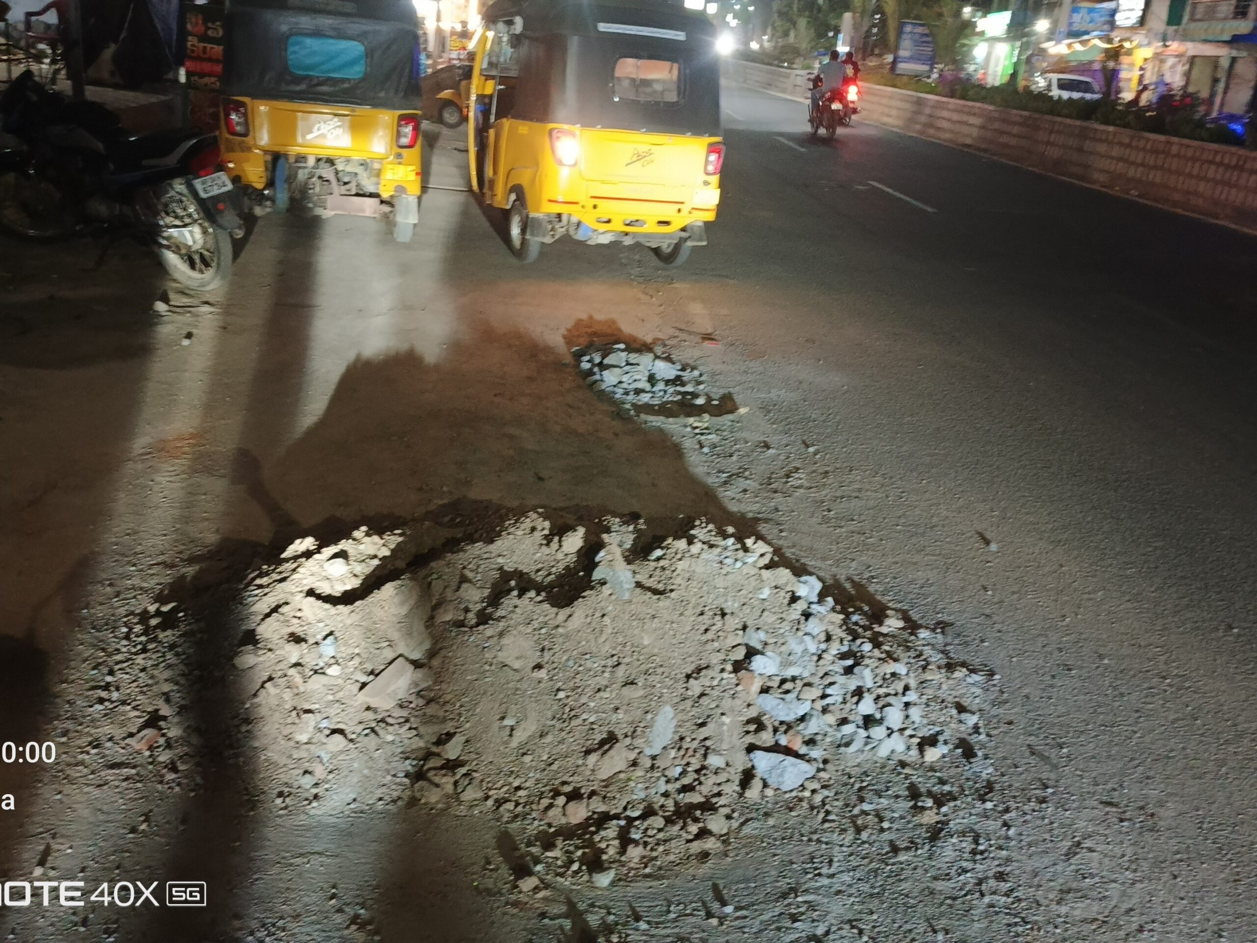 రోడ్డుపై మట్టి కుప్పలు.. ప్రాణాలకు ముప్పు..!