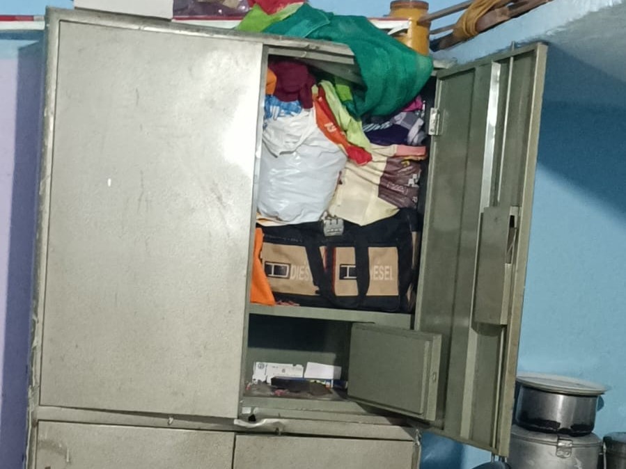 ఇంట్లో చోరీ.. నగదు, బంగారం అపహరణ