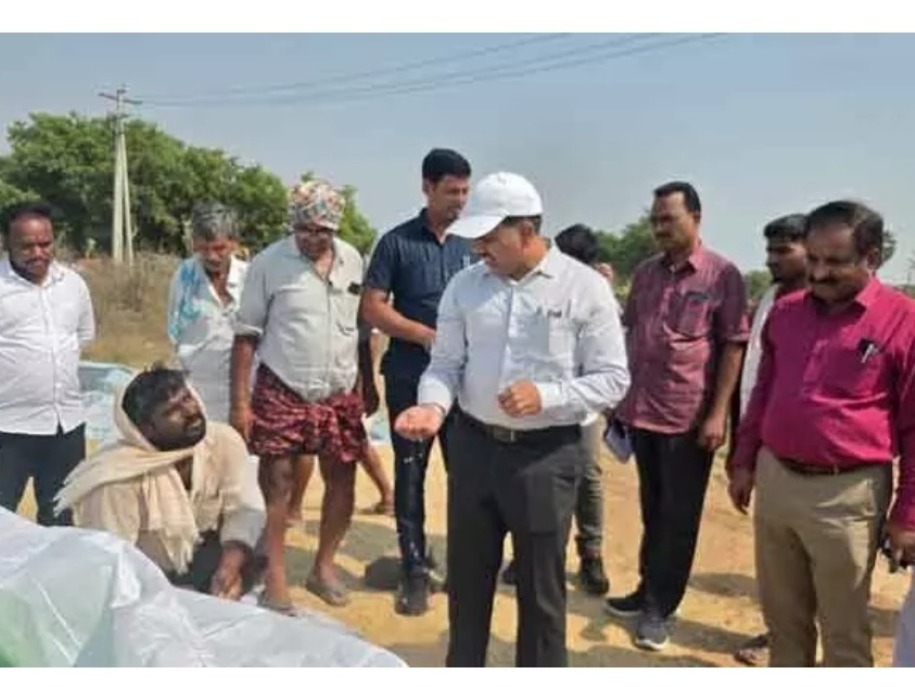 ధాన్యం కొనుగోలు కేంద్రాన్ని తనిఖీ చేసిన కలెక్టర్