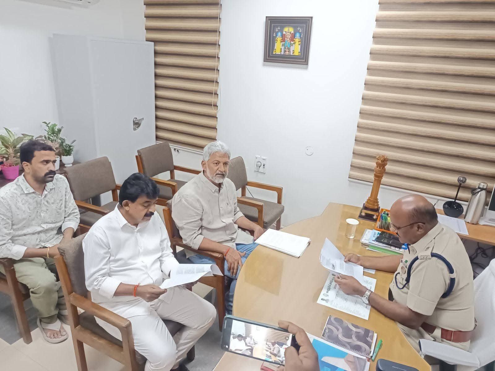 పోలీసులను ఆశ్రయించిన మాజీ ఎమ్మెల్యే