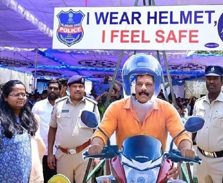 హెల్మెట్‌తో సెల్ఫీ ఫొటో దిగిన మల్టీ జోన్ ఐజీ