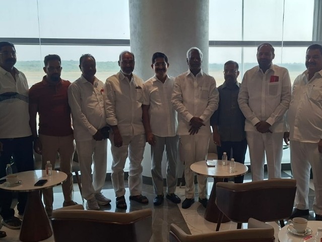 ఢిల్లీ తరలివెళ్లిన ప్రజా ప్రతినిధులు