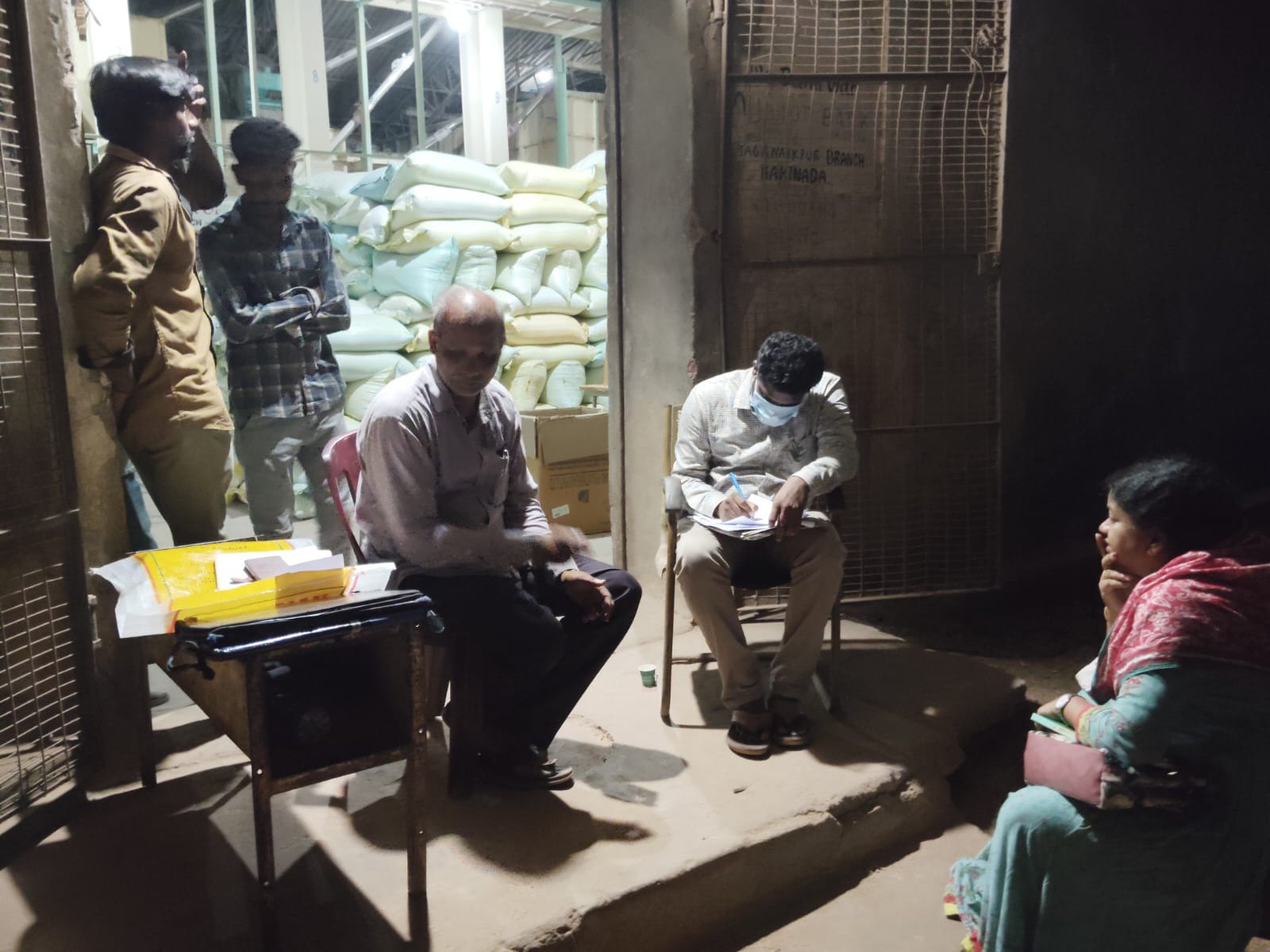 కాకినాడలో భారీగా రేషన్ బియ్యం సీజ్