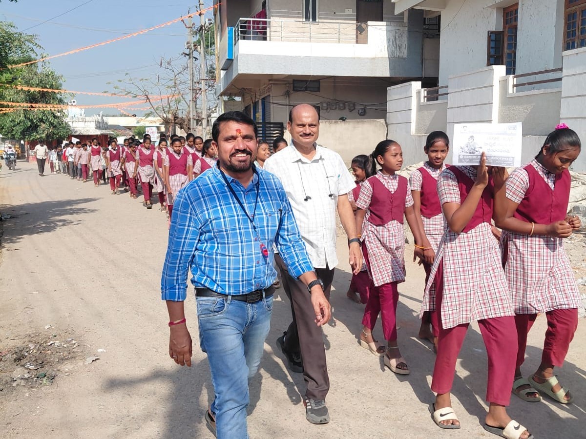 ‘మండుటెండలో విద్యార్థులతో ర్యాలీలా..?’