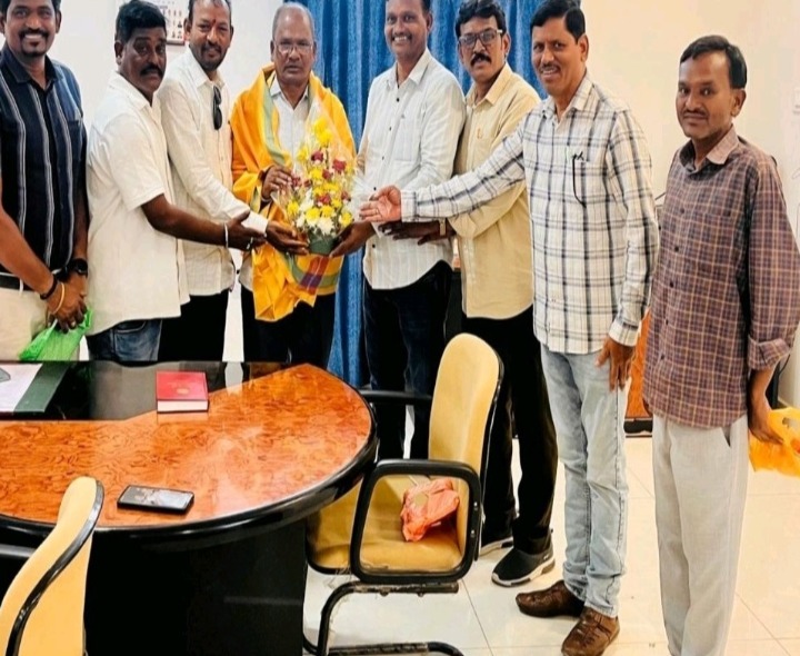 కలెక్టర్ రెవెన్యూ శాఖగా రాయిసిడాం చిత్రు