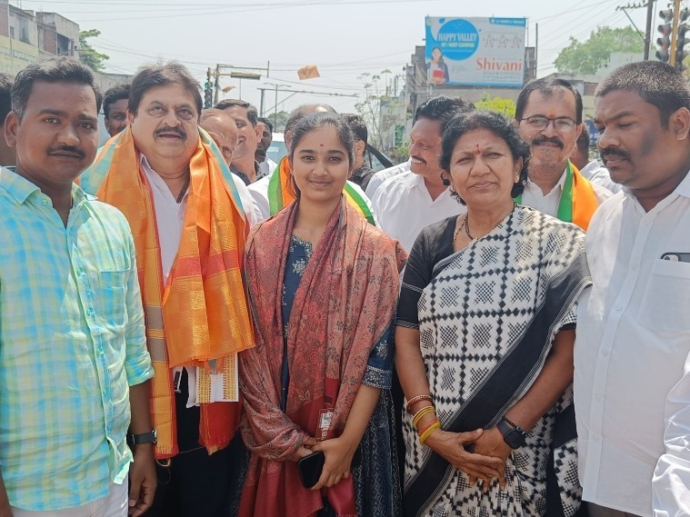 సాయిశ్రేష్ఠితను సన్మానించిన రాష్ట్ర అధ్యక్షుడు