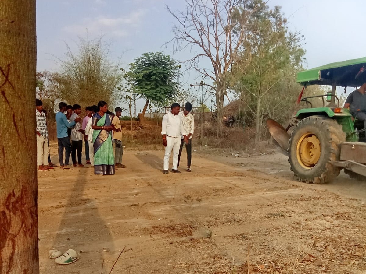 క్రీడా ప్రాంగణము బాగు చేయించిన సర్పంచ్