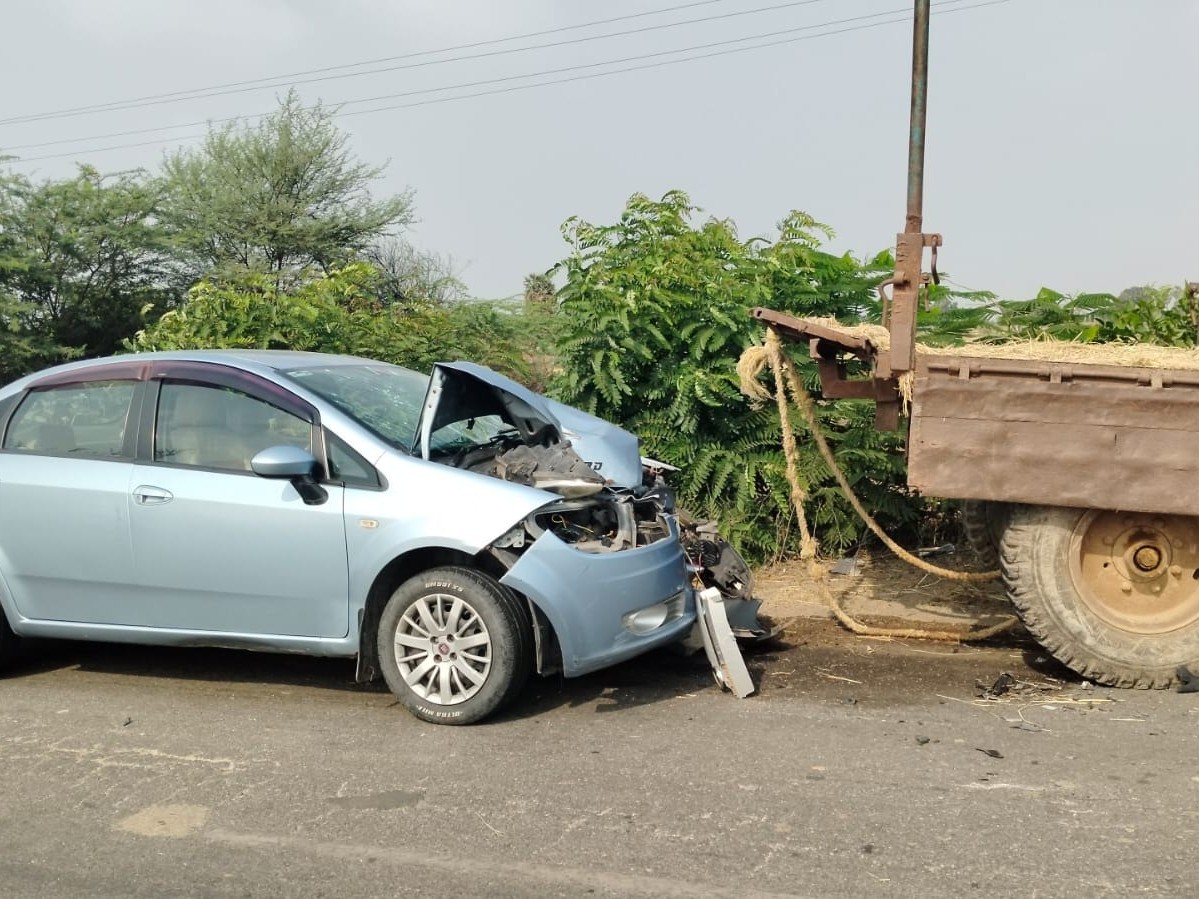 ఆగి ఉన్న ట్రాక్టర్‌ను ఢీకొట్టిన కారు