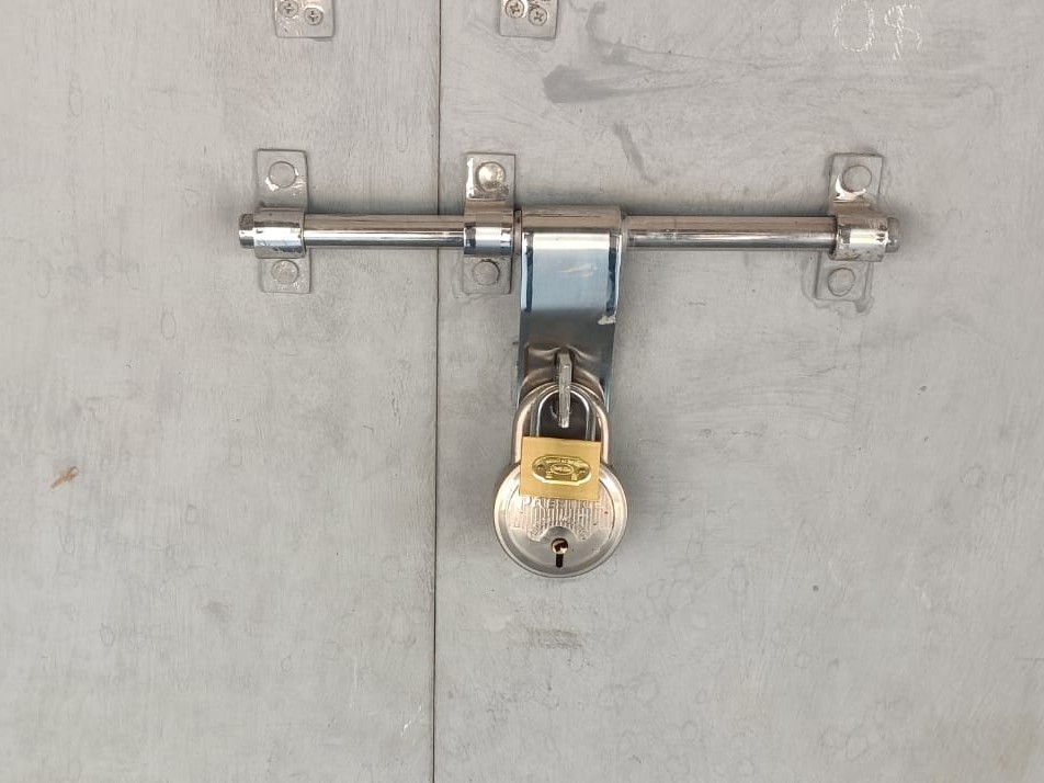 ప్రభుత్వ పాఠశాలకు తాళం