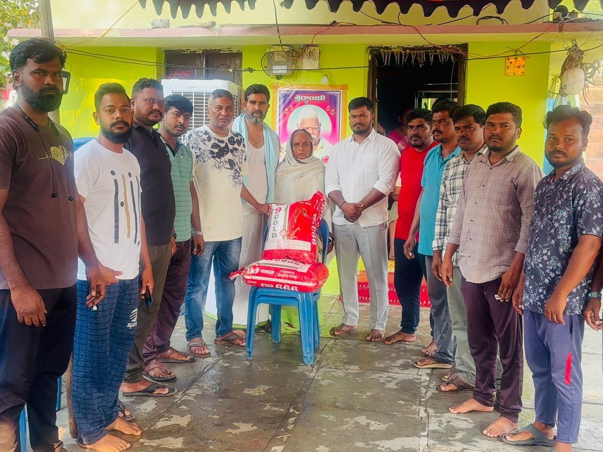 మృతుని కుటుంబానికి కాంగ్రెస్ నాయకుల పరామర్శ