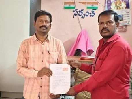 పంచాయతీ కార్యదర్శికి వినతిపత్రం అందజేత