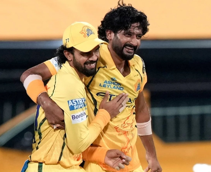 CSKకు షాక్.. స్టార్ పేసర్ దూరం