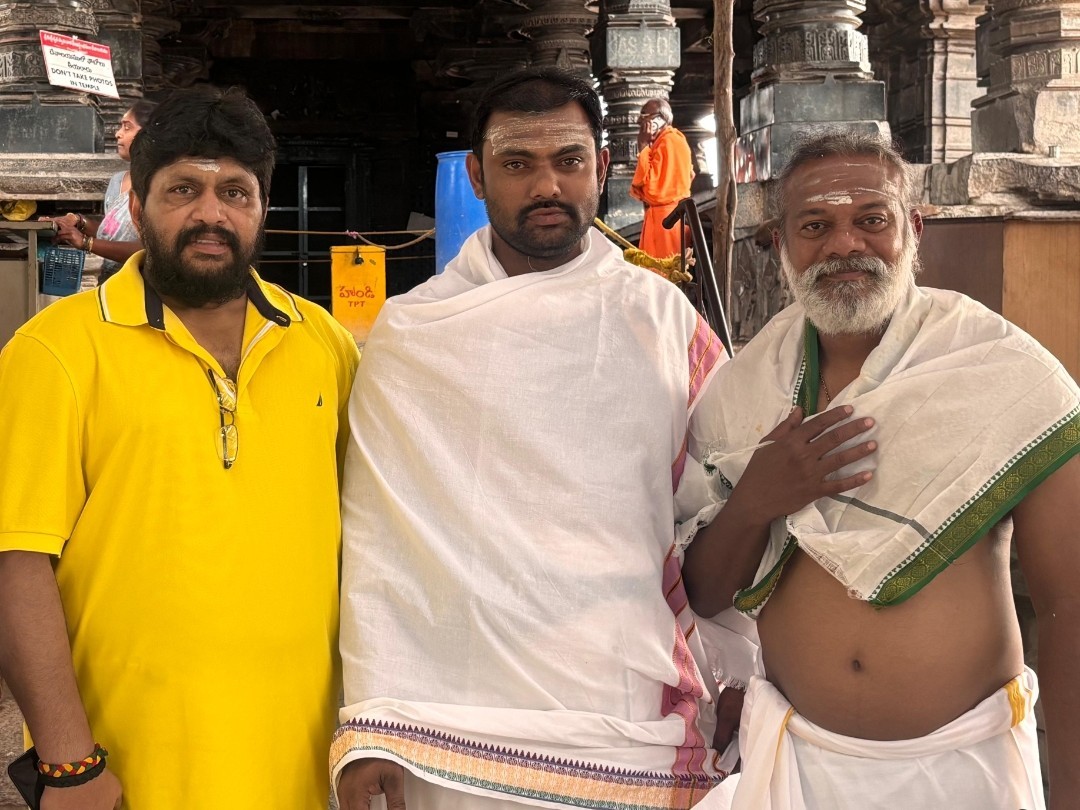 వేయిస్తంభాల ఆలయాన్ని సందర్శించిన హాస్యనటులు