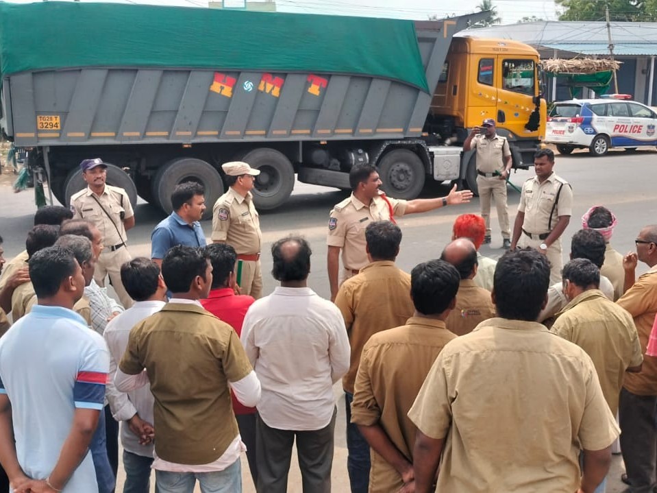 ఆటో డ్రైవర్లకు రహదారి భద్రత పై అవగాహన