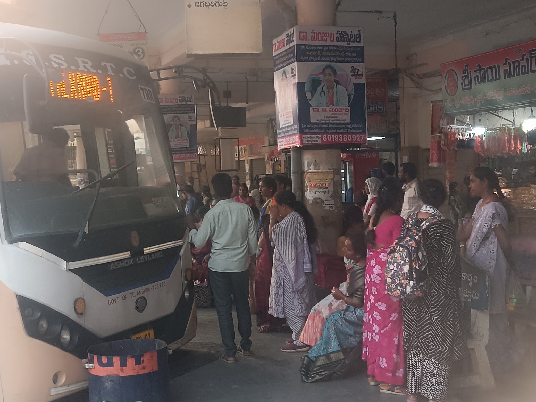 తొర్రూర్ బస్ స్టాండ్‌లో ప్రయాణికుల రద్దీ