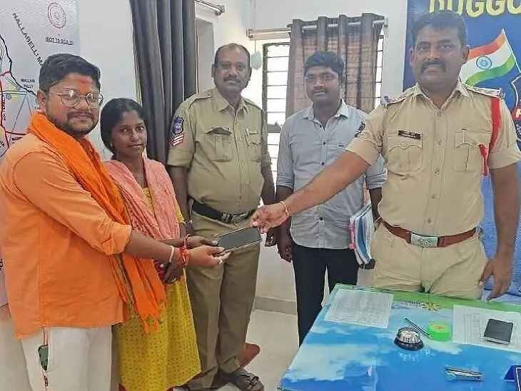 సీఈఐఆర్ సాయంతో పోయిన మొబైల్ గుర్తింపు: ఎస్సై