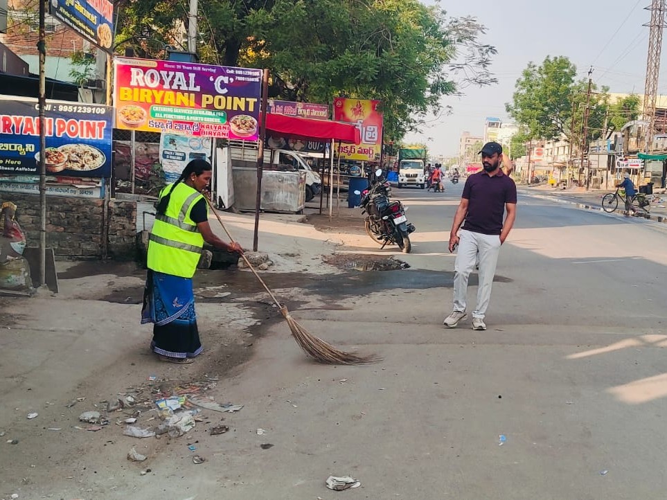 పారిశుధ్య పనులు పరిశీలించిన మున్సిపల్ కమిషనర్