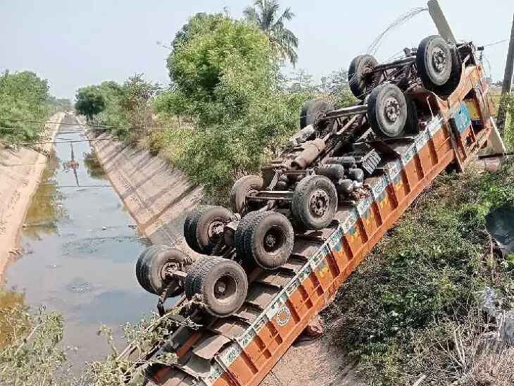 అదుపుతప్పి కాలువలోకి దూసుకెళ్లిన లారీ