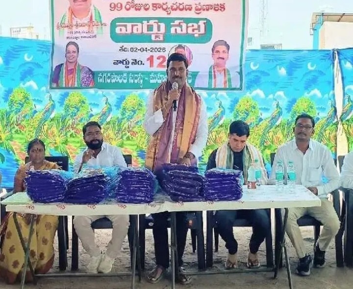 ఇందిరమ్మ చీరలు పంపిణీ చేసిన డిప్యూటీ మేయర్