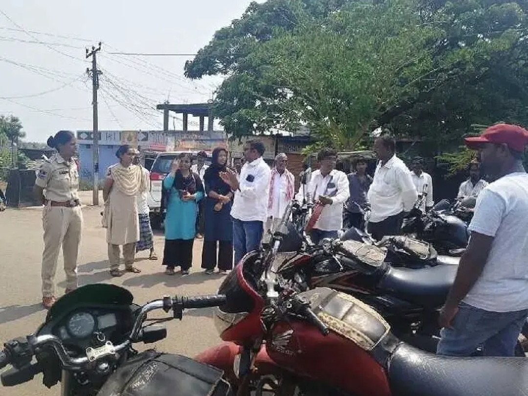 టీనేజర్లకు బండ్లు ఇవ్వకండి: ఎస్సై