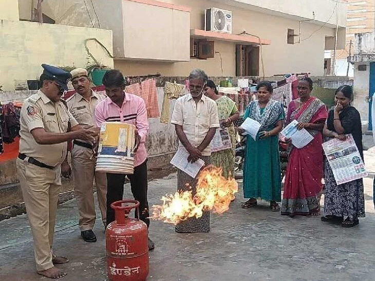 పొదలకూరులో అగ్నిమాపక వారోత్సవాలపై అవగాహన
