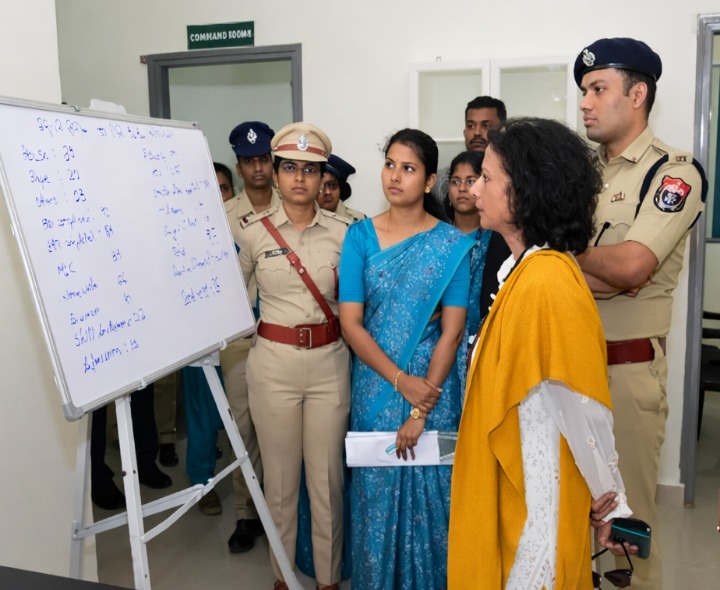 భరోసా కేంద్రంలో అడిషనల్ డీజీపీ తనిఖీ