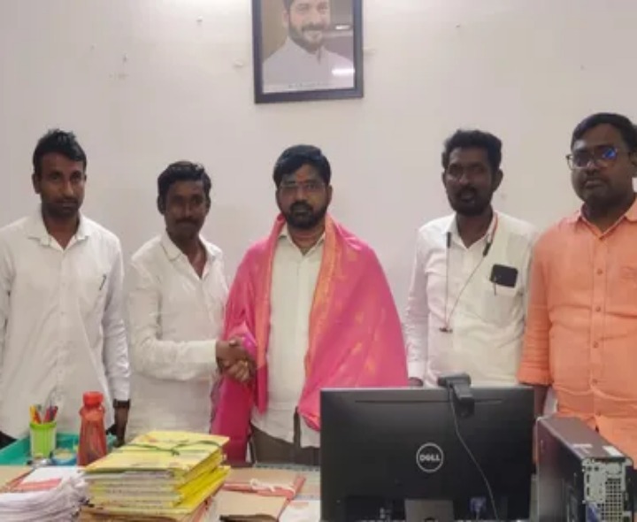 నూతన ఎంఆర్వోను కలిసిన రేపాక ప్రజాప్రతినిధులు