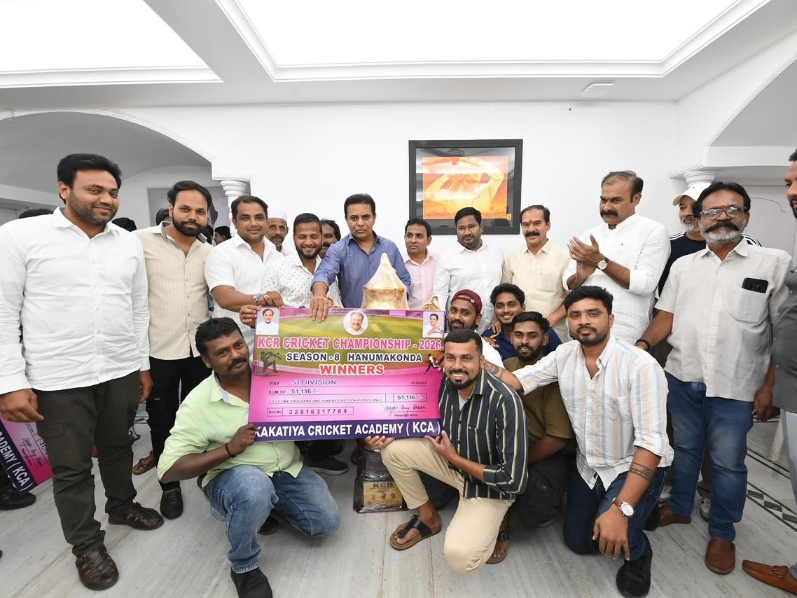 బహుమతులను అందజేసిన వర్కింగ్ ప్రెసిడెంట్ కేటీఆర్