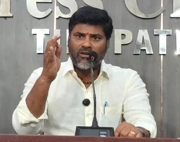 ‘మా డబ్బులు మాకిస్తే రాజీనామా చేస్తాం’