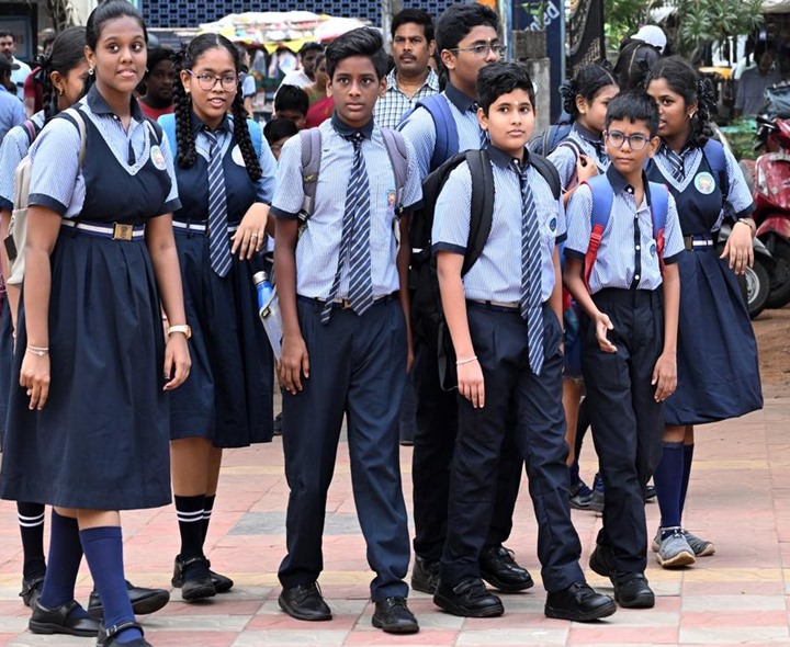 ప్రైవేటు స్కూళ్లకు వెళ్లే ఎస్సీలు తక్కువ!