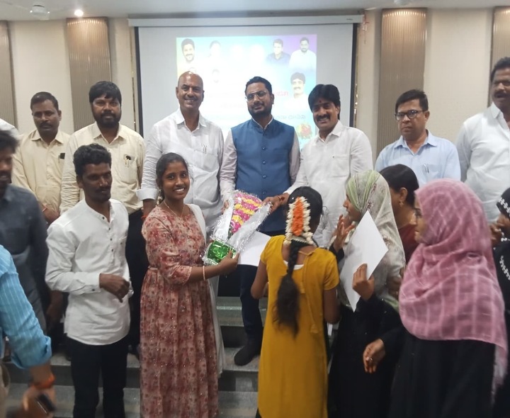 టాపర్లకు ప్రశంసా పత్రాలు