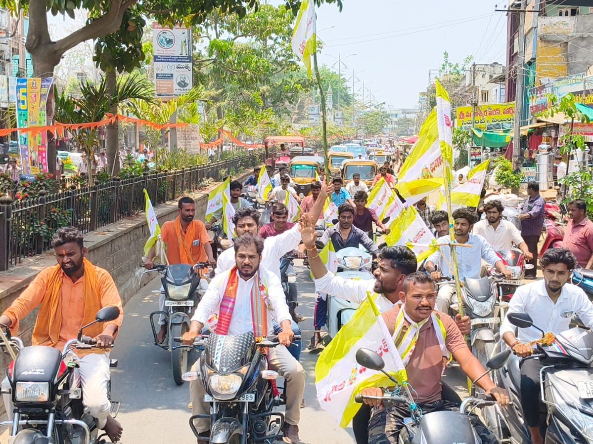 నర్సంపేటలో భారీ బైక్ ర్యాలీ