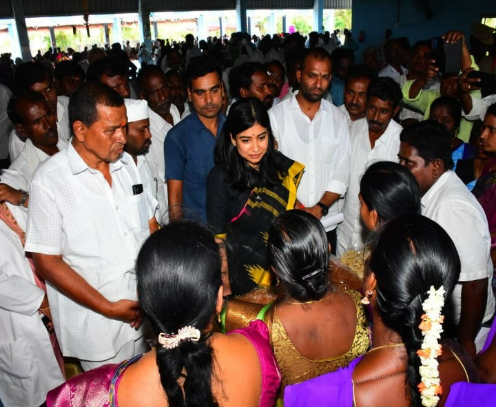 సన్న బియ్యం పంపిణీ చేసిన కలెక్టర్