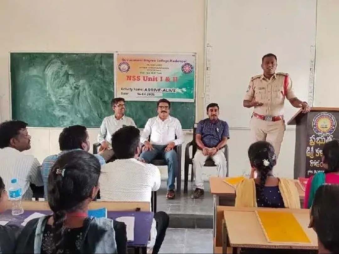 డిగ్రీ కళాశాలలో ‘అరైవ్- అలైవ్’.. విద్యార్థుల ప్రతిజ్ఞ