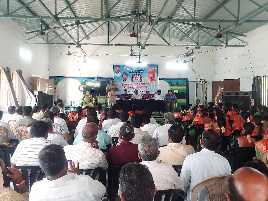 ద్విచక్ర వాహనదారులు తప్పకుండా హెల్మెట్ ధరించాలి: SI