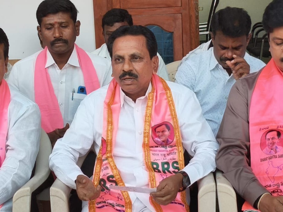 ఎంపీ క్షమాపణ చెప్పాలి: మాజీ ఎమ్మెల్యే