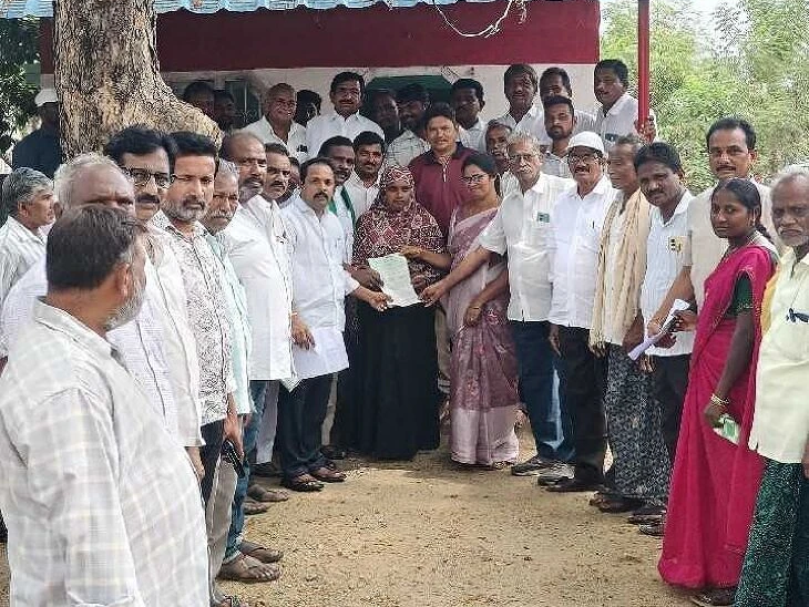 ఎర్రుపాలెంలో సీఎంఆర్‌ఎఫ్ చెక్కులు పంపిణీ