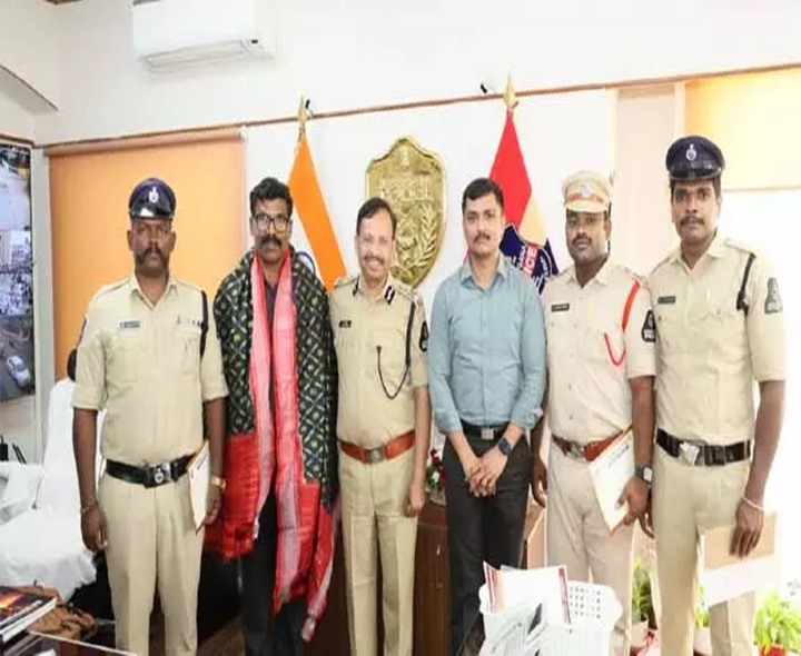 రిటైర్డ్ ఆర్మీ జవాన్‌కు సజ్జనార్ సత్కారం