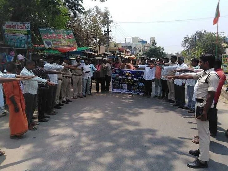 నేలకొండపల్లిలో  అరైవ్ అలైవ్ కార్యక్రమం